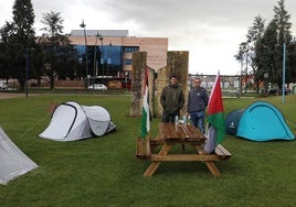 Acampada en el campus de Vegazana.