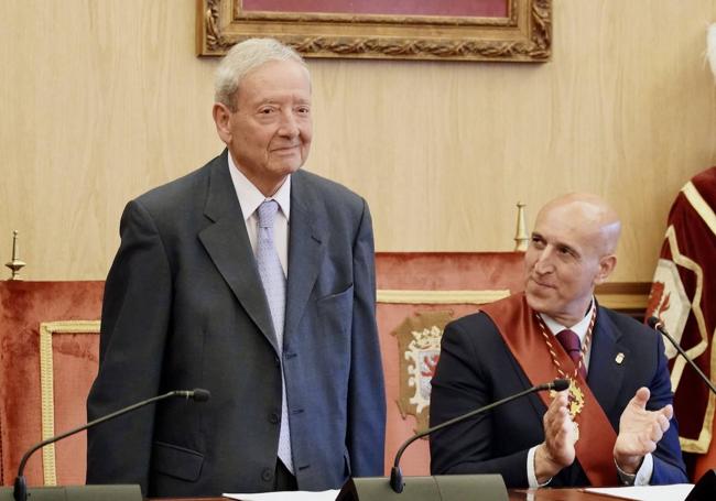 Marcelino Félix Fernández Ibáñez durante la entrega del título de Hijo Predilecto de la Ciudad de León