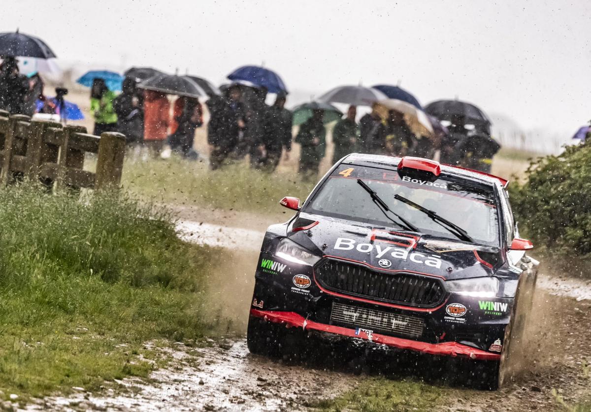 Alexander Villanueva, en un tramo del Rallye Reino de León.