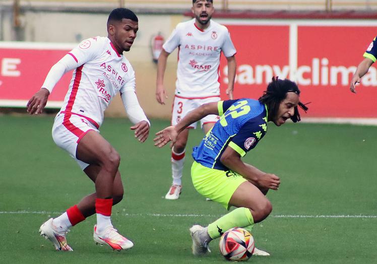 Bobô pelea por un balón en el partido ante el Atlético Tordesillas.