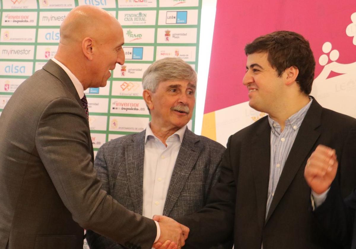 El alcalde de León, José Antonio Diez, saluda al vigente campeón del Magistral, el leonés Jaime Santos.