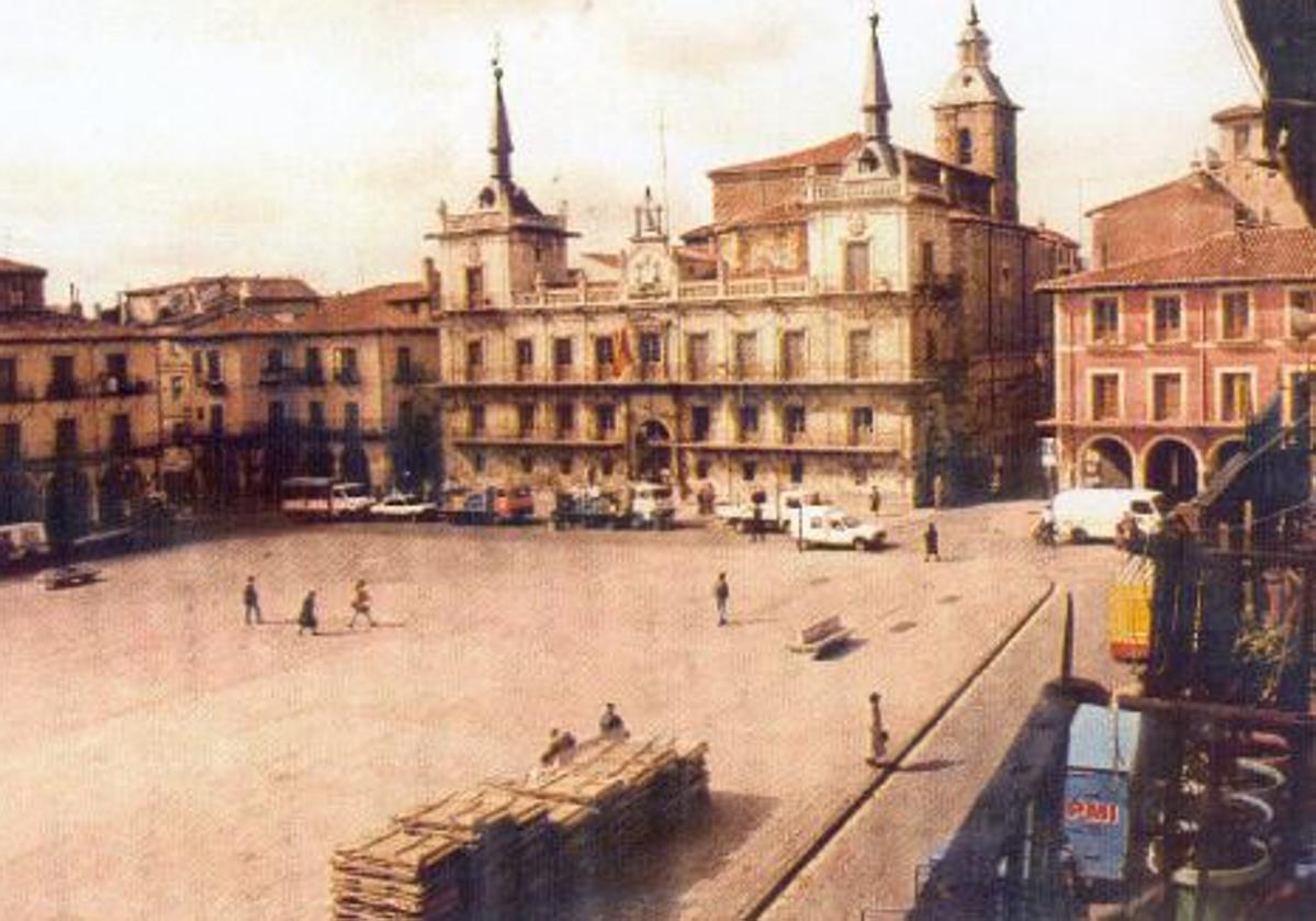 Imagen principal - Arriba, la plaza desde una balconada; abajo a la izquierda, en el ojo de un arco; y a la derecha, durante las obras para el aparcamiento subterráneo.