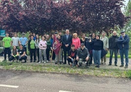 Los alumnos del IES Lancia realizan una hacendera en los márgenes del Torío