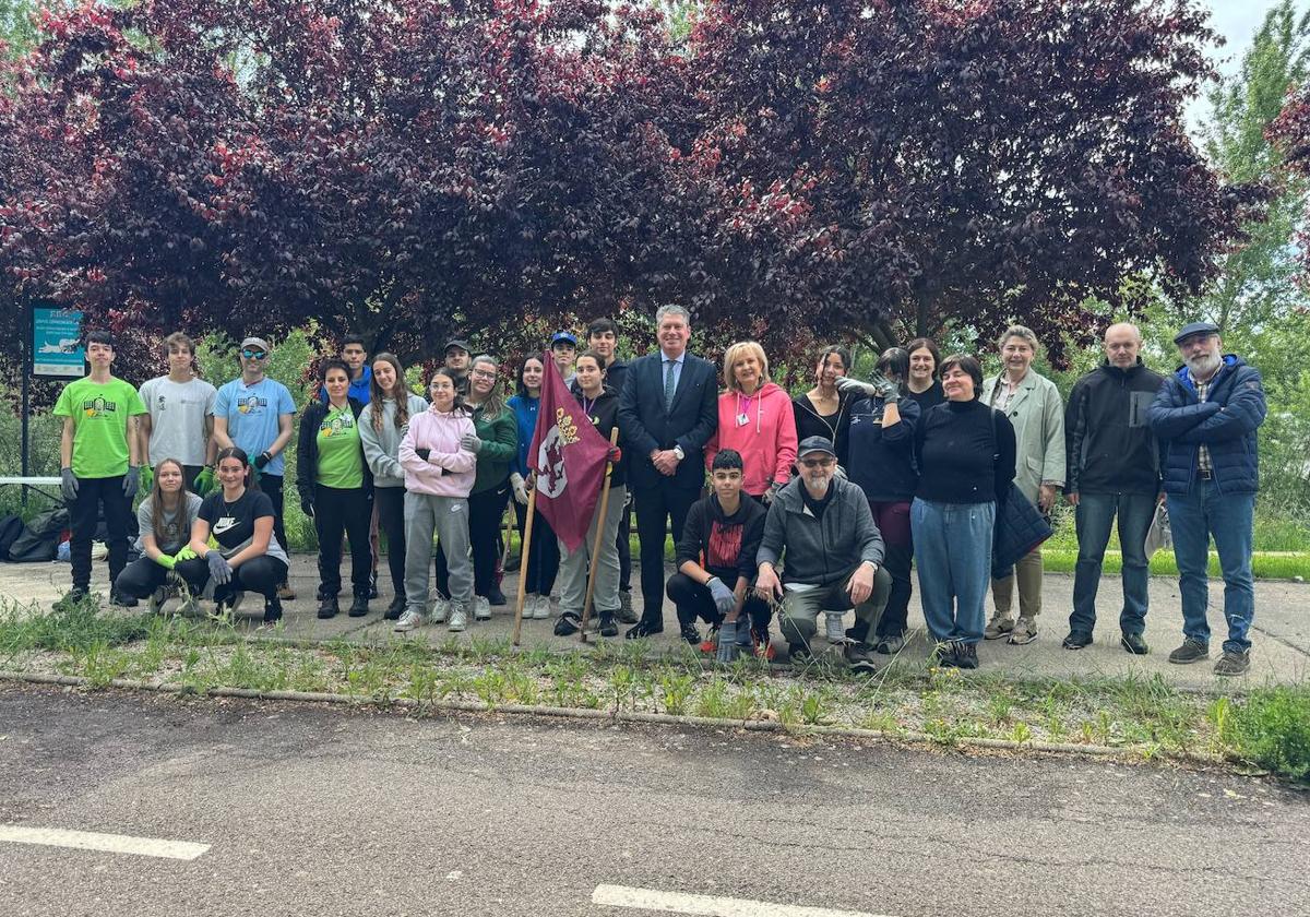 Los alumnos del IES Lancia realizan una hacendera en los márgenes del Torío