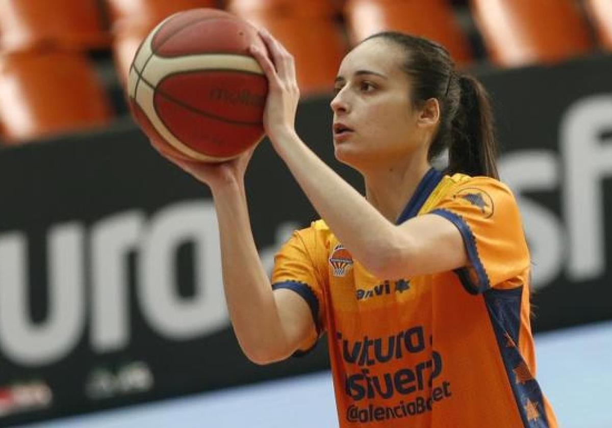 Ángela Salvadores vuelve al baloncesto español