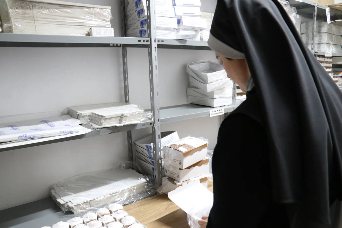 Imagen de Sor Marta haciendo dulces en el monasterio.