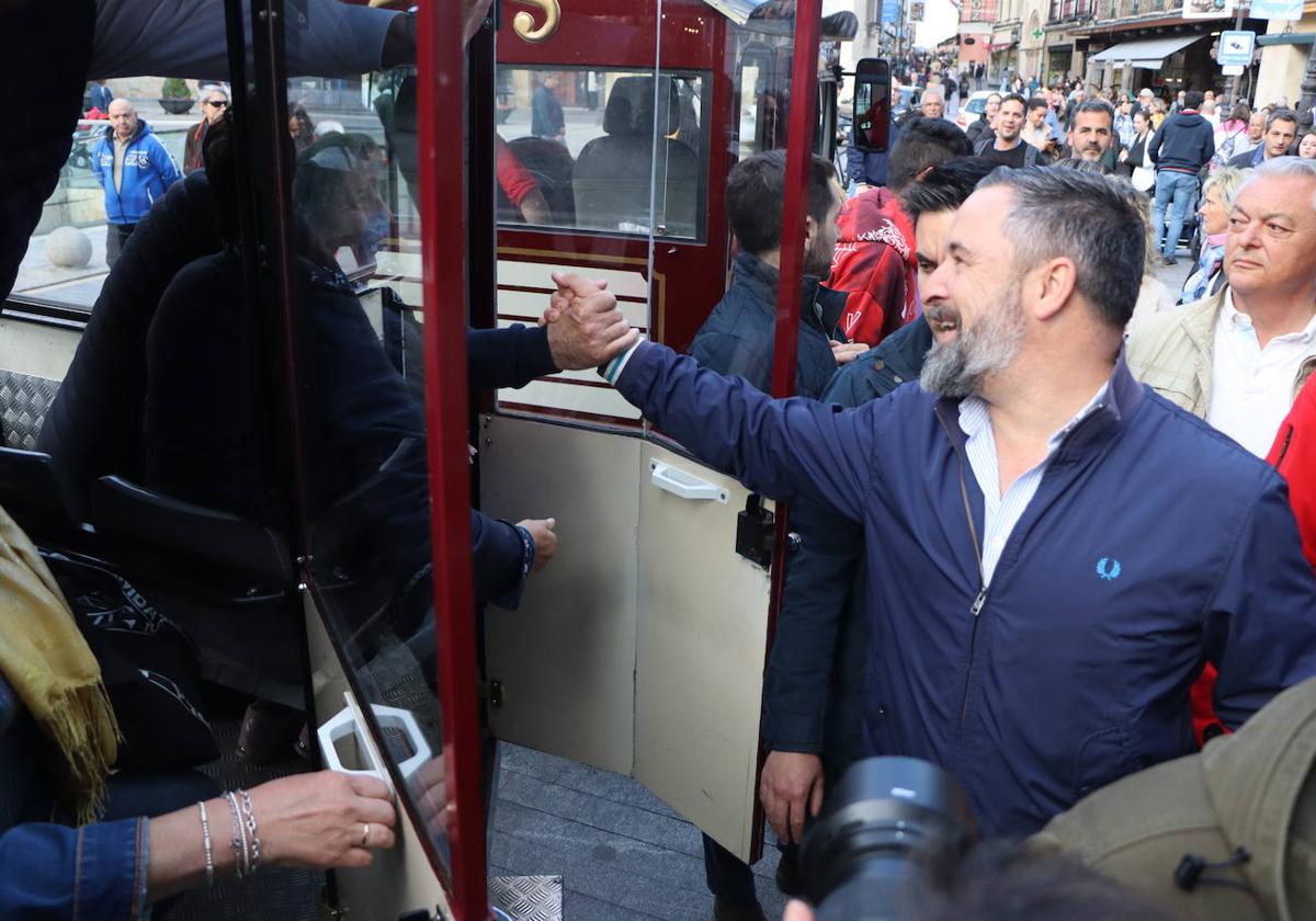 Santiago Abascal saluda a turistas en el tren turístico de León.