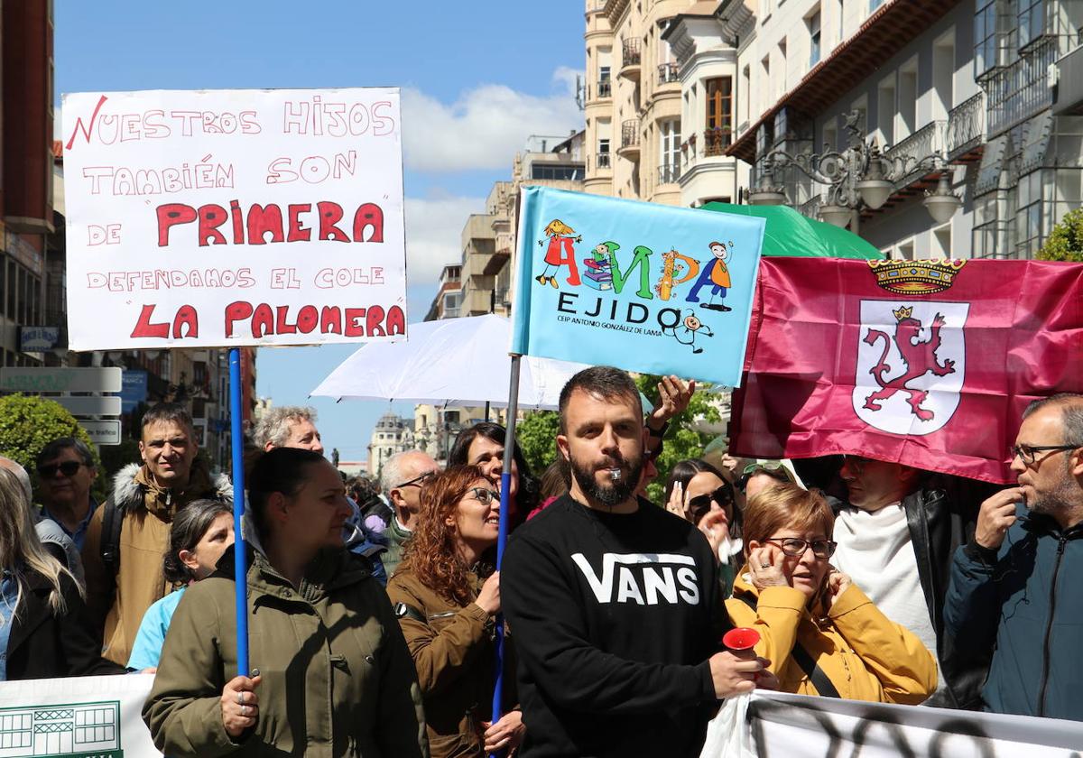 Protestas contra las deficiencias en los colegios de León