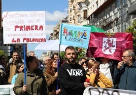 Protestas ante la sede administrativa del Ayuntamiento de León.