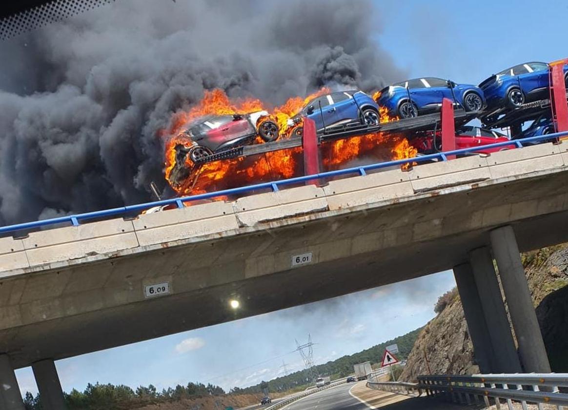 Imagen principal - Un incendio calcina ocho coches en un camión en la A-6 en Villagatón