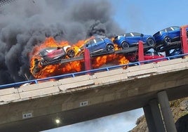 Los bomberos sofocan el fuego en el camión porta-vehículos en la A-6 a la altura de Villagatón.