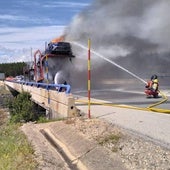 Un incendio calcina ocho coches en un camión en la A-6 en Villagatón