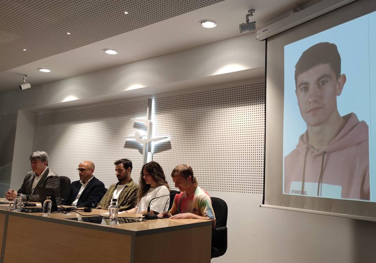 Jesús Fuentes, padre de Mario, Juan García López, decano de la Facultad y compañeros de Mario durante el homenaje.