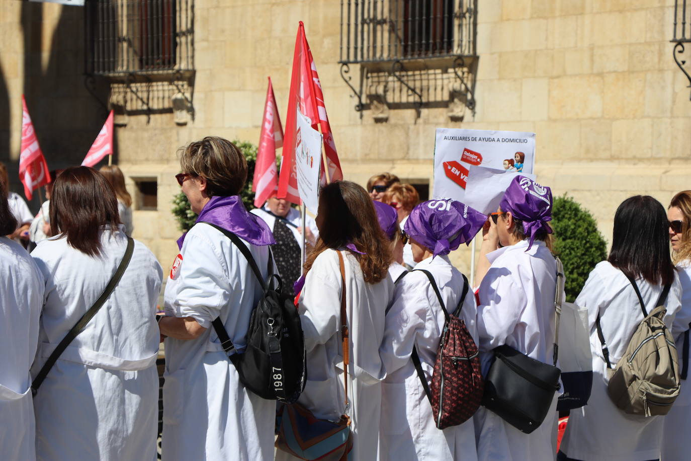 Galería de la concentración de auxiliares de ayuda a domicilio frente a la Diputación de León