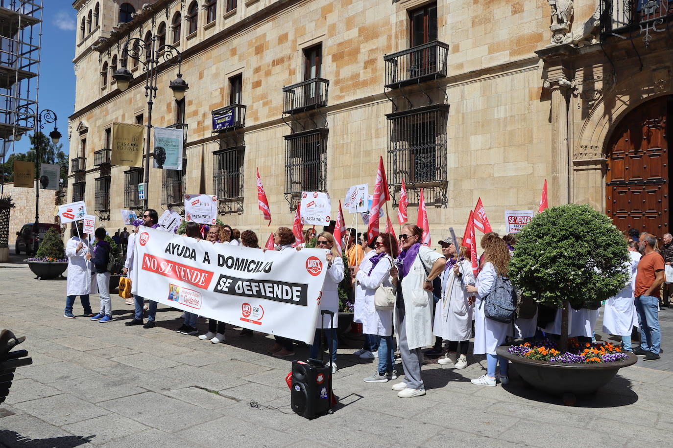 Galería de la concentración de auxiliares de ayuda a domicilio frente a la Diputación de León