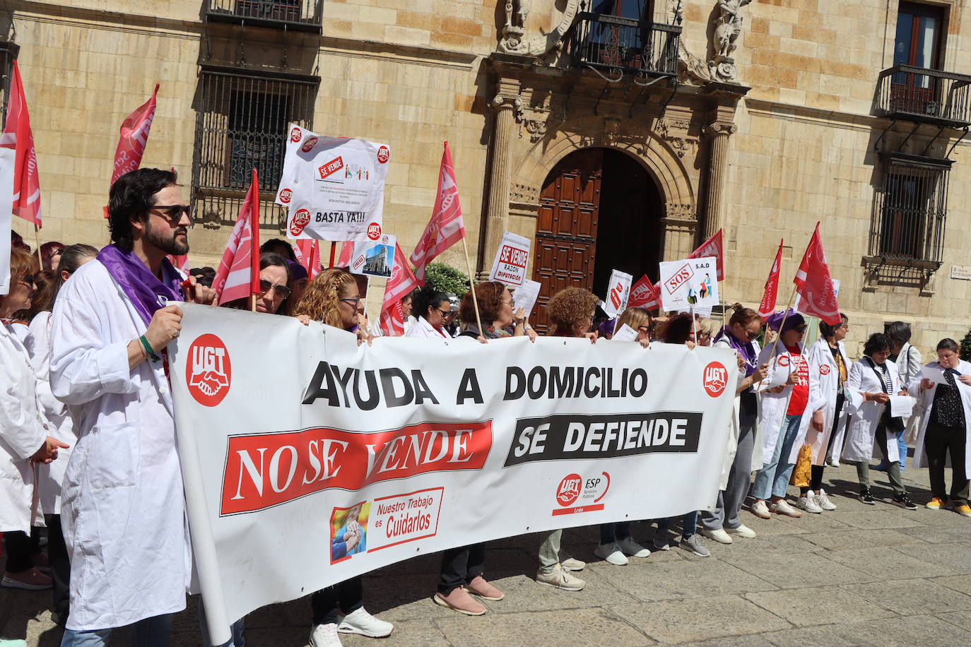 Galería de la concentración de auxiliares de ayuda a domicilio frente a la Diputación de León