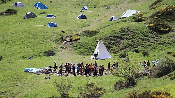 La luna guía a los 'hippies' a un valle de León