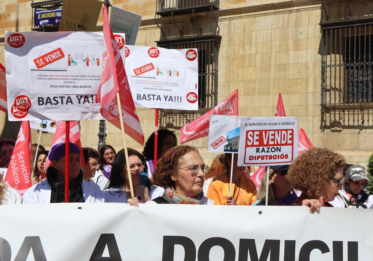 Galería de la concentración de auxiliares de ayuda a domicilio frente a la Diputación de León