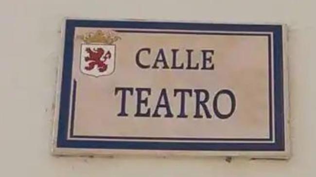 Cuál es el sobrenombre por el que se conoce también a la calle Teatro