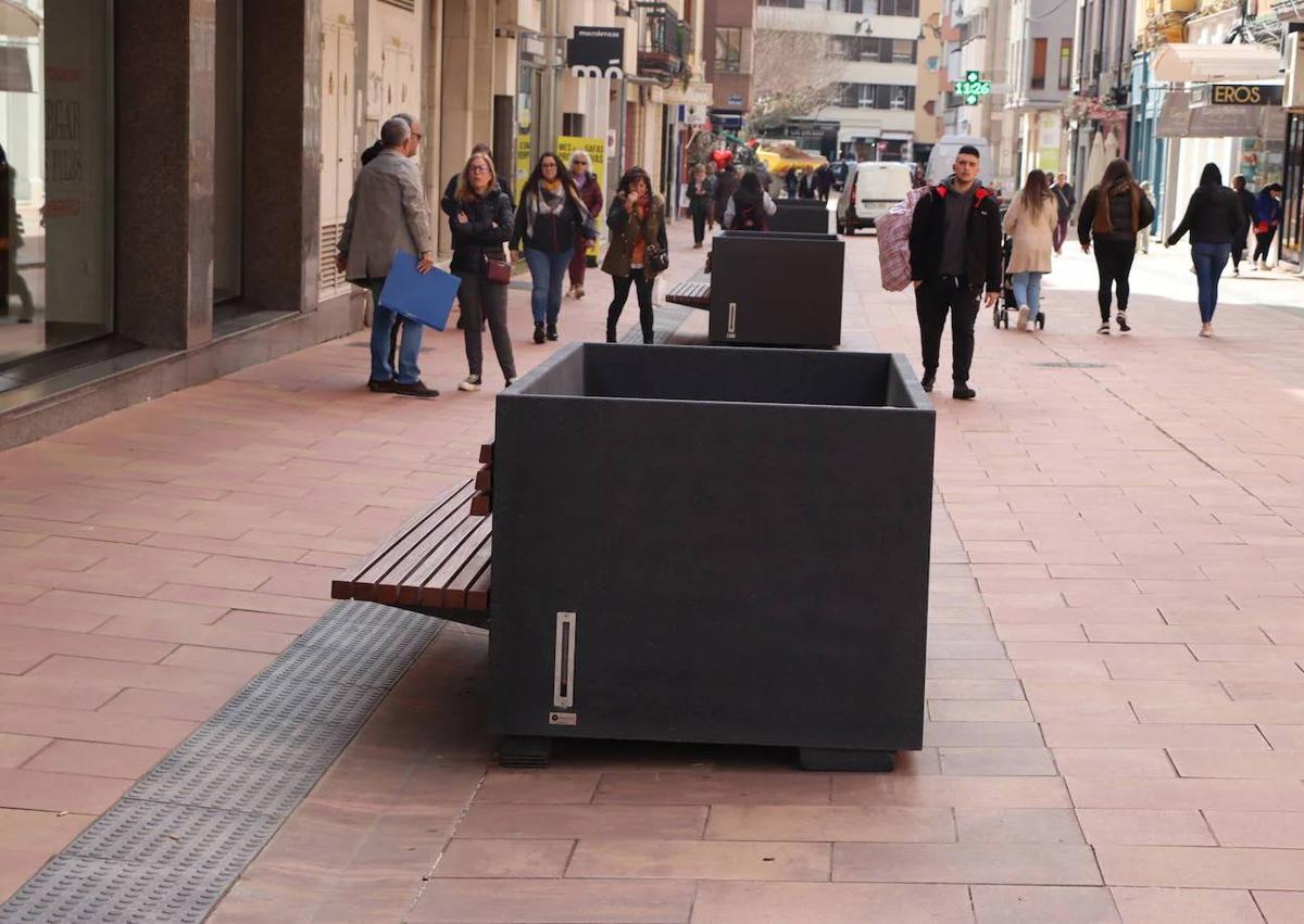 Imagen secundaria 1 - Gente paseando por las nuevas calles peatonalizadas de León.