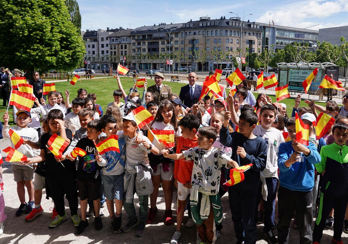 Izado de bandera en León.