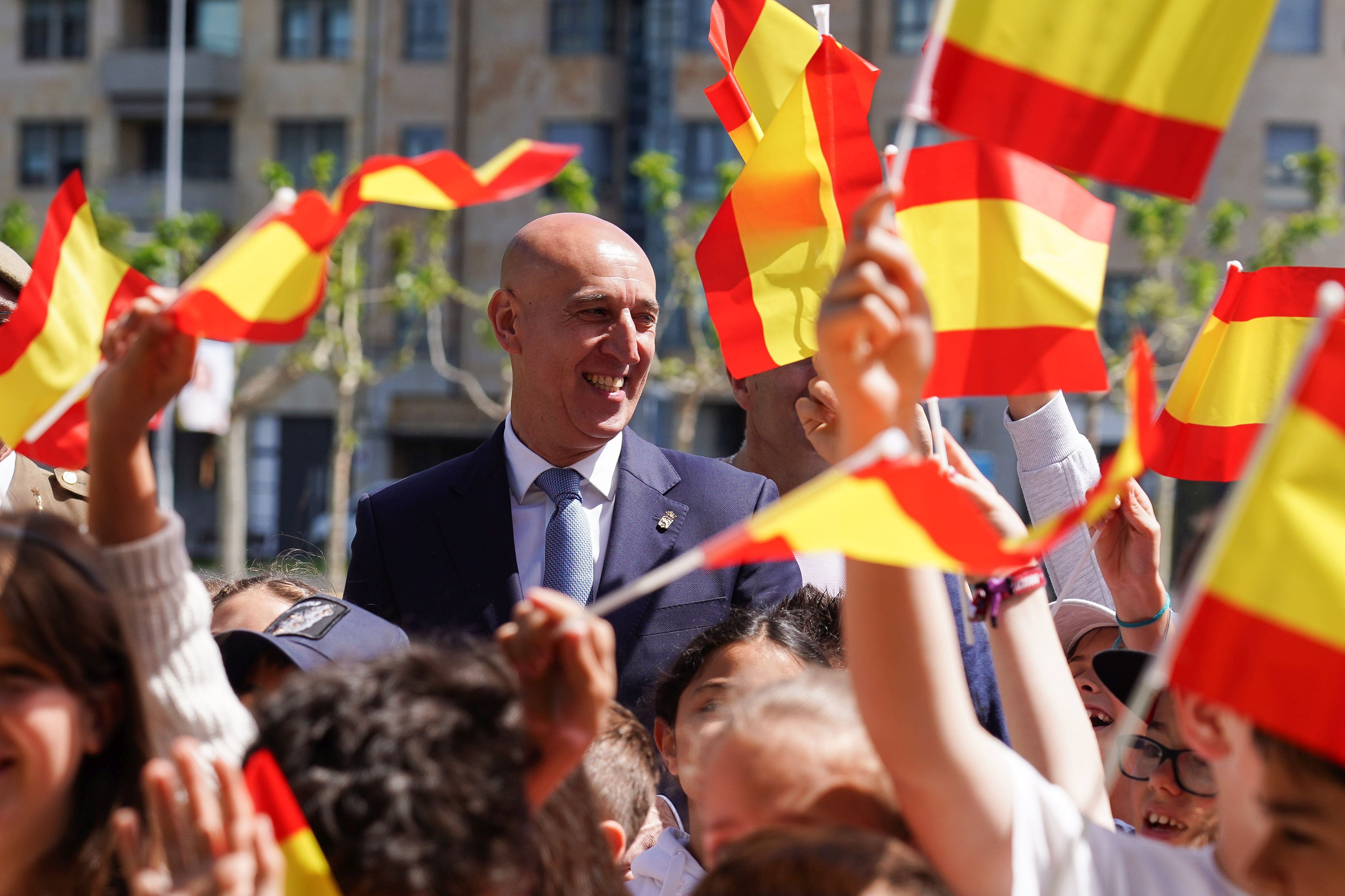 Izado de la bandera nacional como motivo de las celebraciones del Día de las Fuerzas Armadas