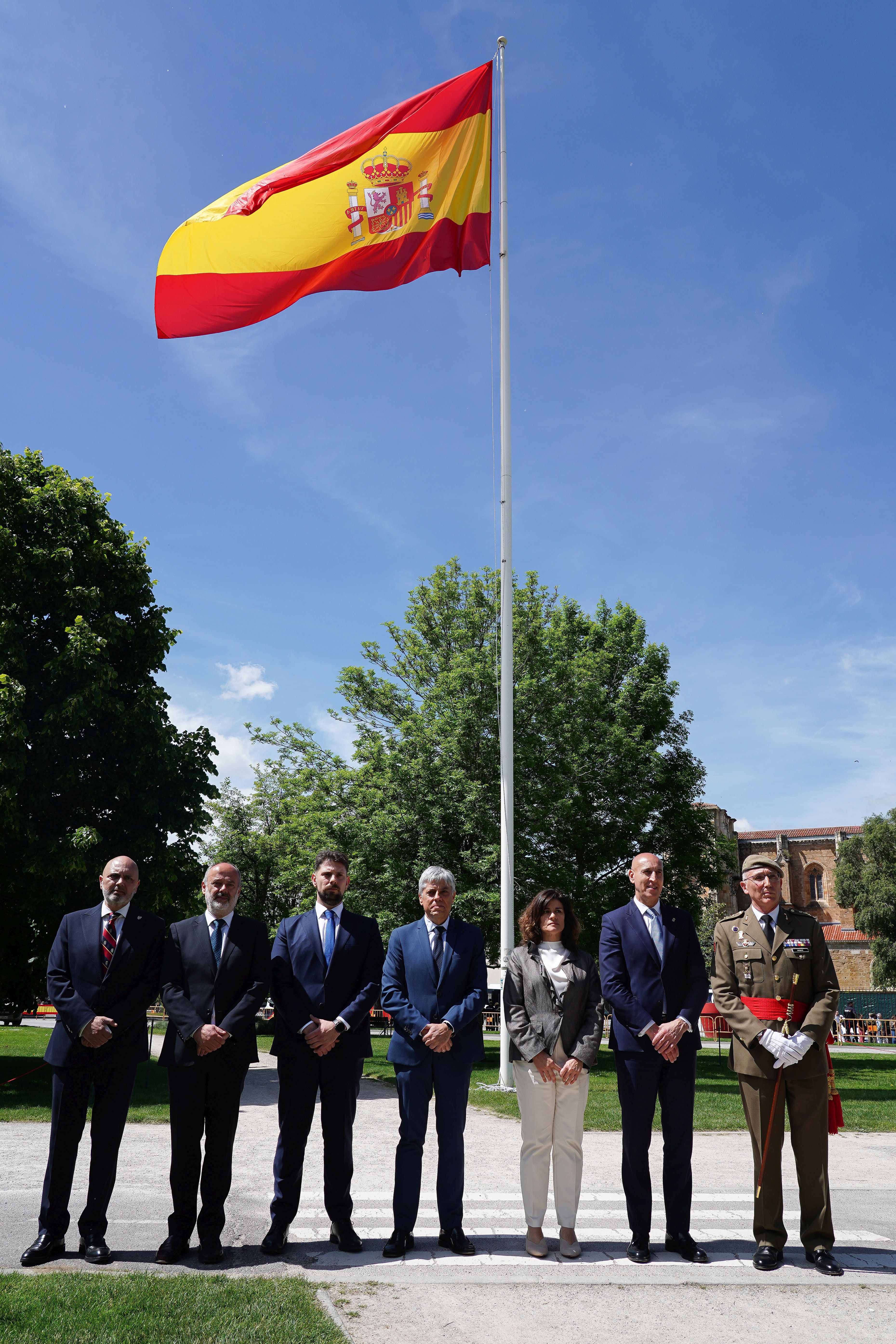 Izado de la bandera nacional como motivo de las celebraciones del Día de las Fuerzas Armadas