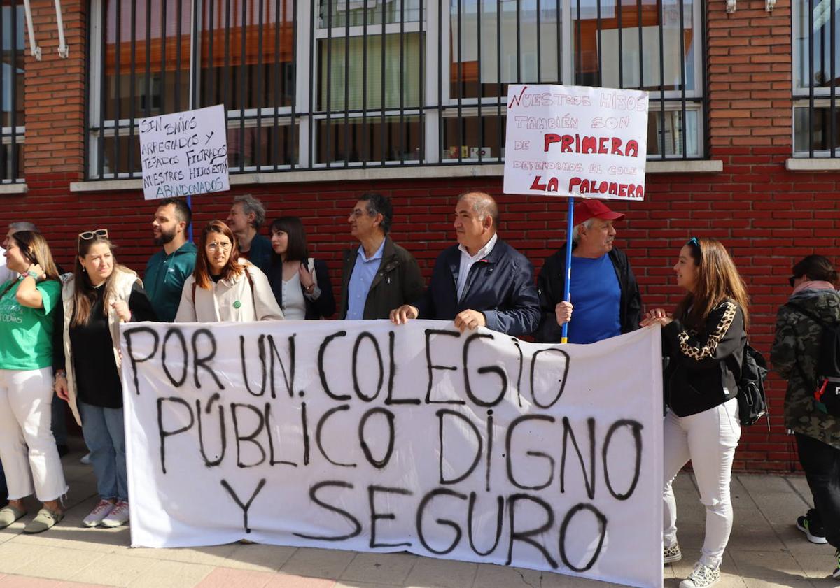 Imagen principal - Hormigas, grietas y socavones: los padres del CEIP La Palomera piden soluciones «ya»