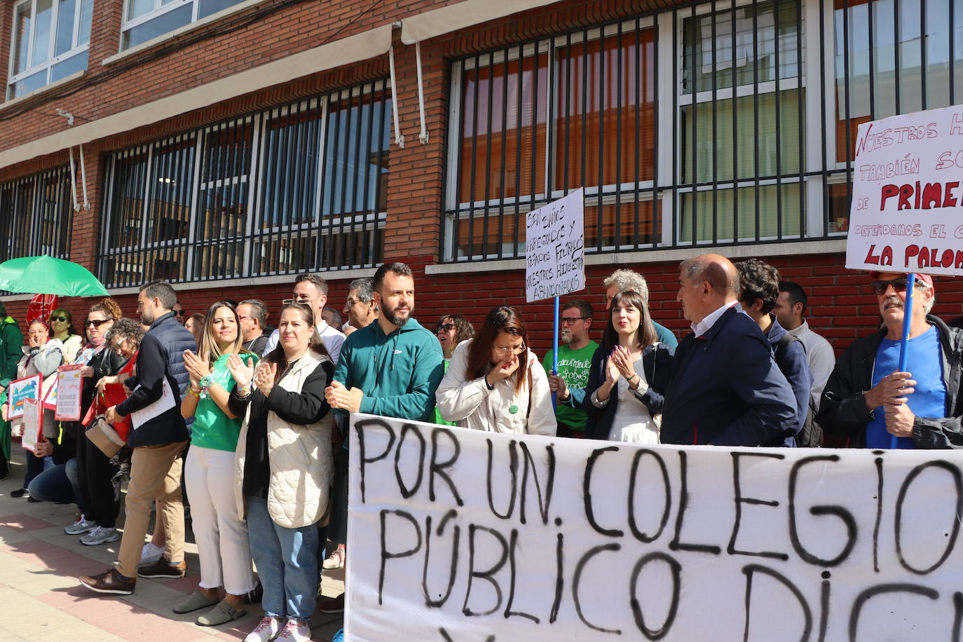 Concentración por el estado de los colegios de León