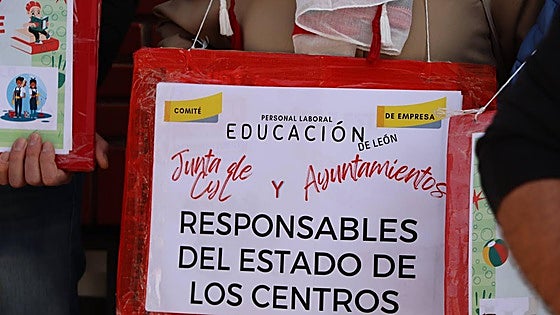 Concentración por el estado de los colegios de León