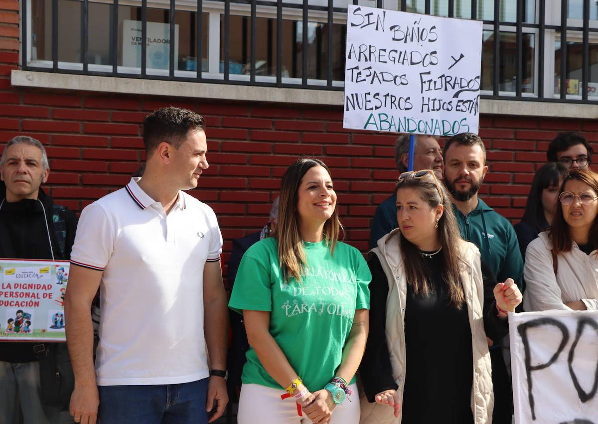 Imagen secundaria 1 - Hormigas, grietas y socavones: los padres del CEIP La Palomera piden soluciones «ya»