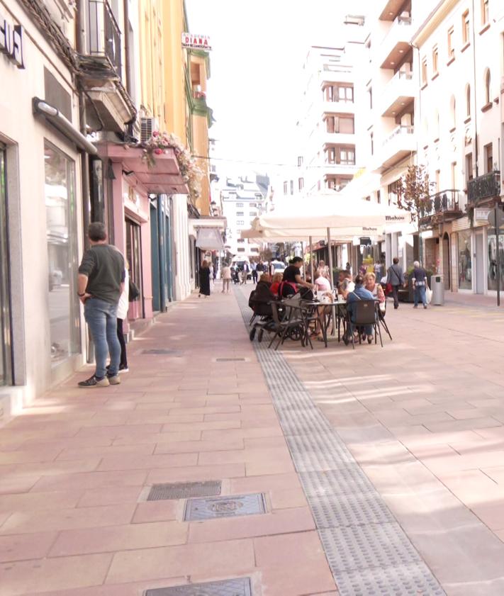 Imagen secundaria 2 - Gente paseando por las nuevas calles peatonalizadas de León.