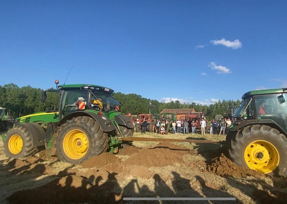 Imagen secundaria 1 - Un centenar de tractores desfilan por San Félix de la Vega