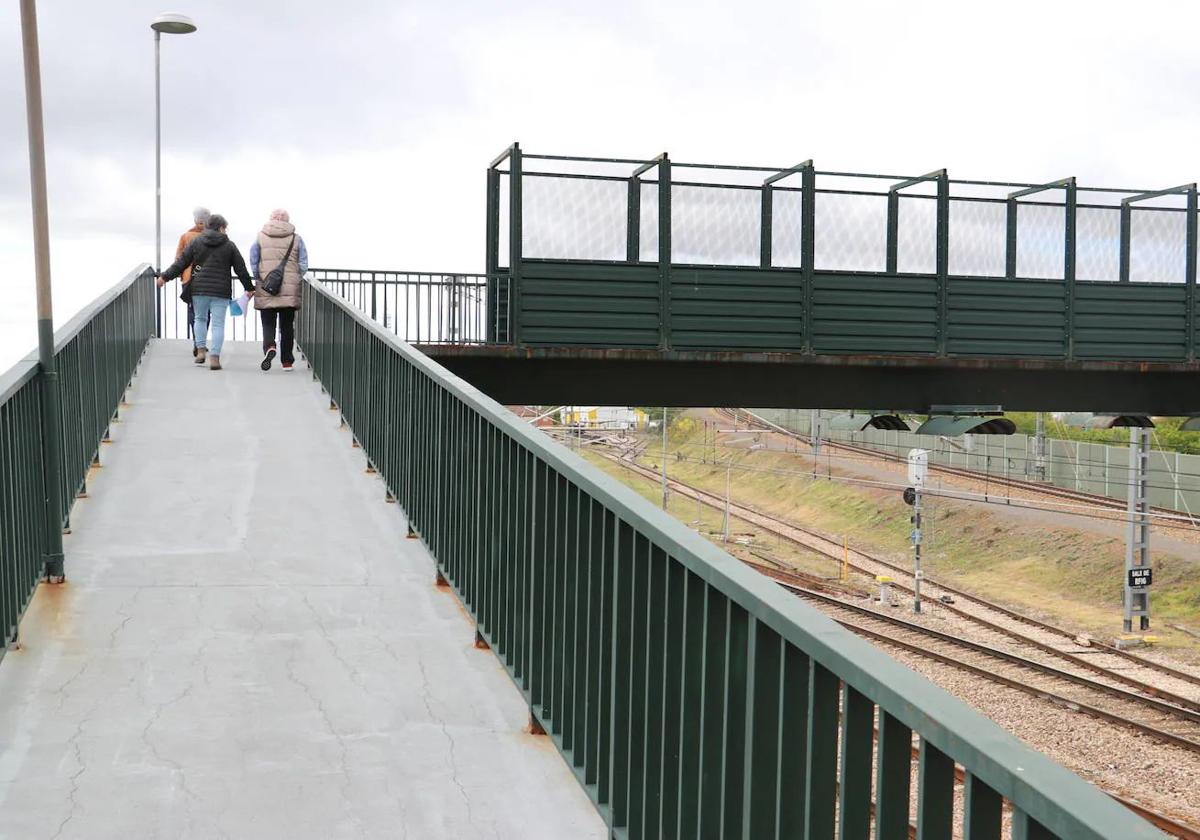 Paso sobre las líneas del tren de Trobajo del Cerecedo.