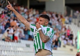 Uno de los jugadores del Córdoba celebra un gol.