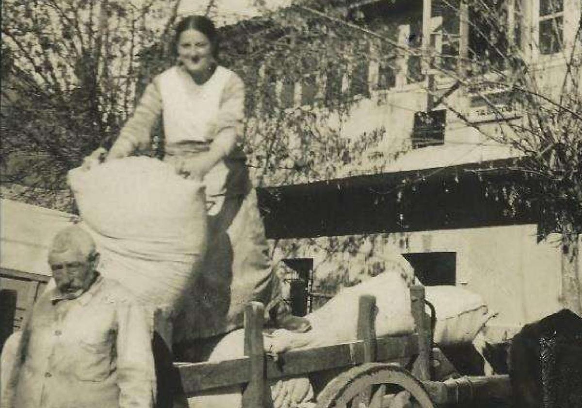 Celestino con su hija Joséfa descargando trigo para la panadería.