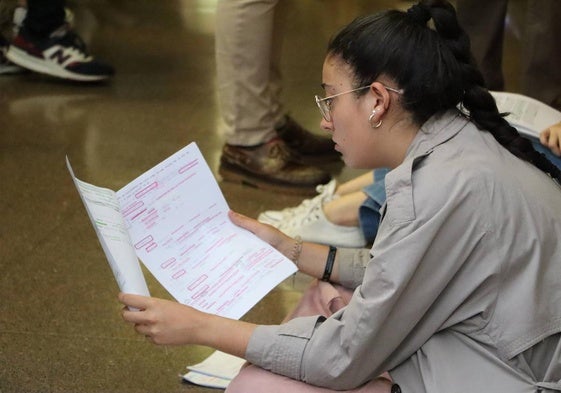 Una estudiante revisa sus apuntes antes de acceder a uno de los exámenes de la EBAU del año pasado.