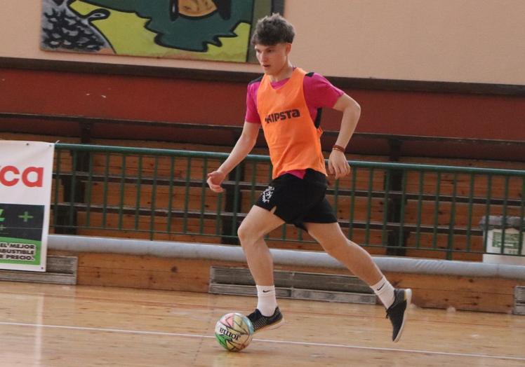 Dani Fernández, jugador del Trepalio y máximo goleador de la División de Honor Juvenil.