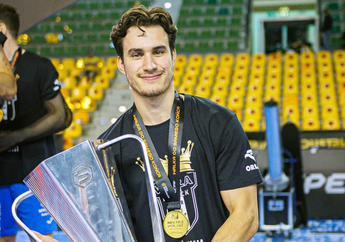 Gonzalo Pérez posa con el trofeo de campeón de la Superliga de Polonia.