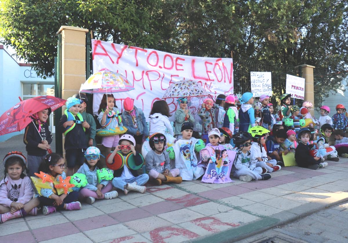 Concentración organizada por el AMPA del CEIP La Palomera para denunciar los graves problemas estructurales, humedades y goteras que sufre el colegio.