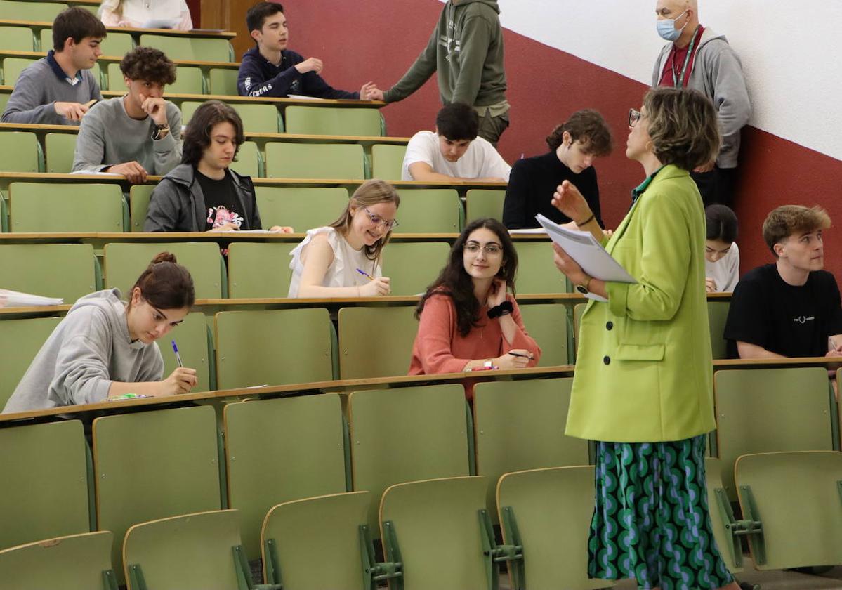 Una profesora entrega los exámenes en la EBAU del pasado año.