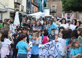 Protestas ante la sede del Ayuntamiento de León.