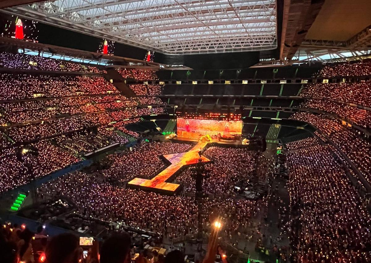 Imagen secundaria 1 - Imágenes del estadio durante el concierto.