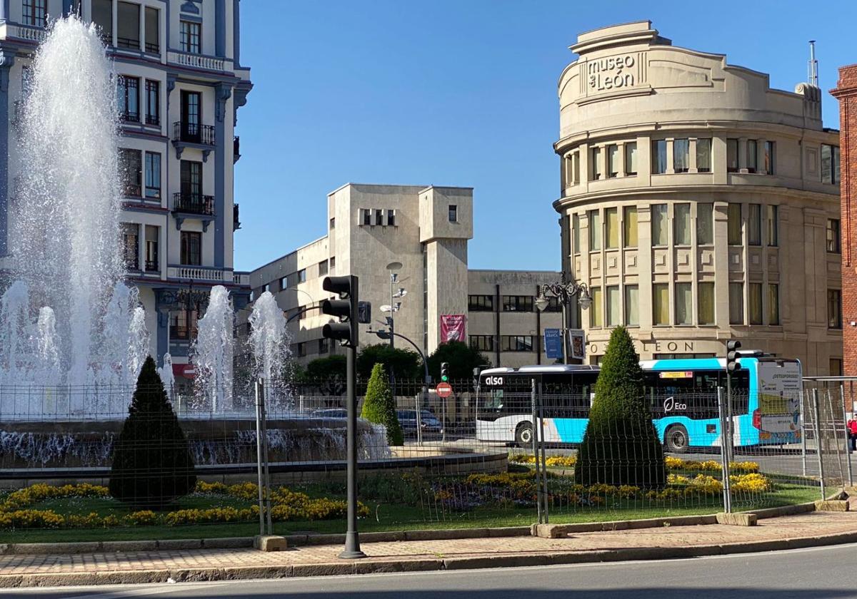 La fuente de Santo Domingo, vallada ante la previsión de que los aficionados de Real Madrid celebren allí el título de Champions.