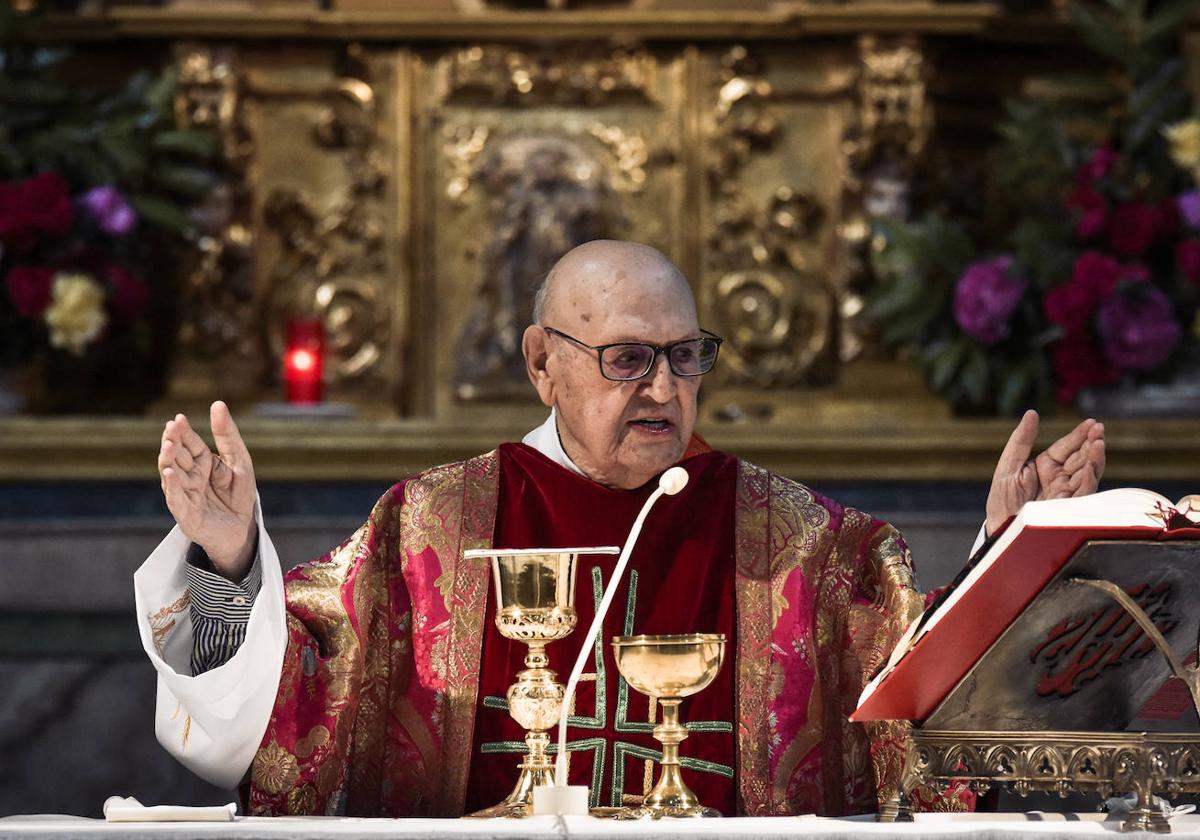 Primo Lucio, durante una de las misas que ofreció.