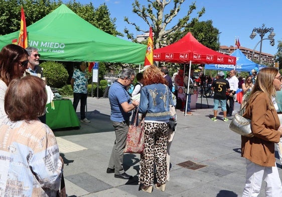 Casetas políticas a las puertas del rastro.