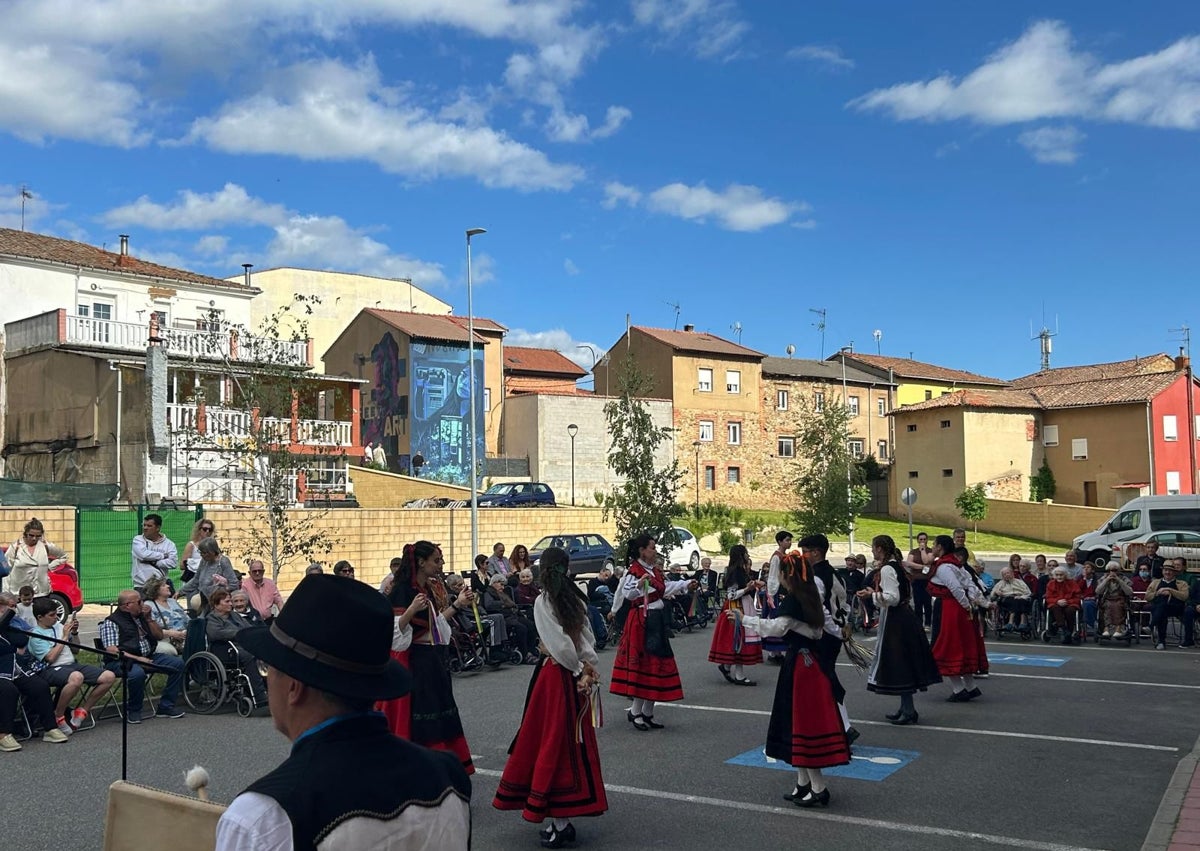 Imagen secundaria 1 - Las buenas temperaturas animaron a los vecinos de La Robla a llenar las calles de la localidad