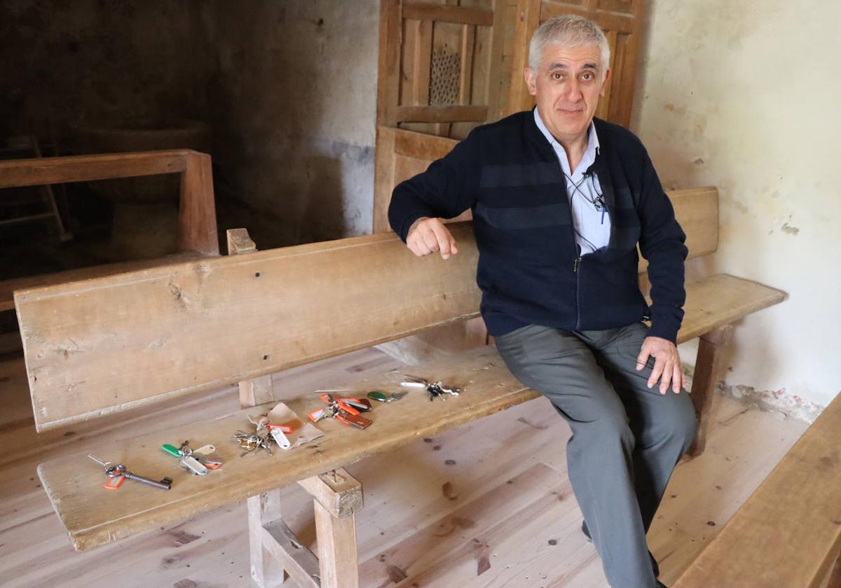 Eliecer Melón posa en el banco de la ermita de Inicio con las llaves de todas las iglesias que visita.