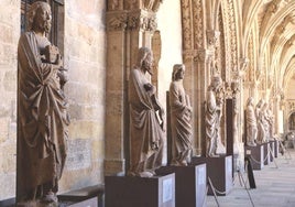 Esculturas del pórtico de la Catedral de León situadas en el claustro.