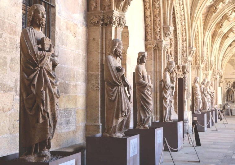 Esculturas del pórtico de la Catedral de León situadas en el claustro.